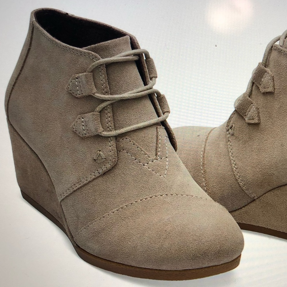 NEW NEVER WORN Toms Wedge (Taupe) Size 5.5
